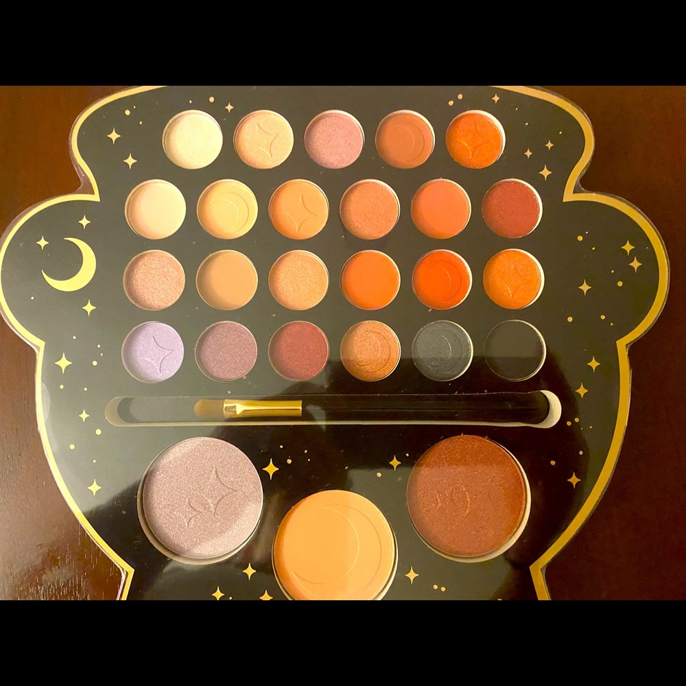 Beauty Concepts- Eye Shadow Pallet - Picture 2 of 3